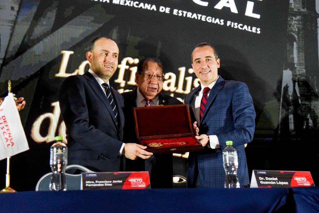 Mario Riestra entregó la Llave de Oro al Maestro  Fernández Díaz