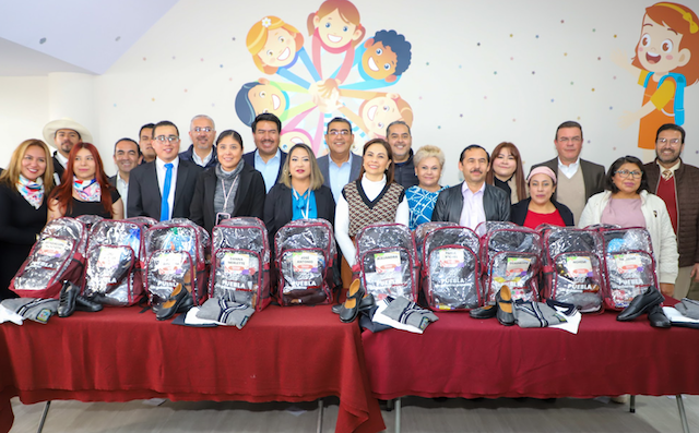 Entregan claves escolares a Casas de Asistencia del DIF