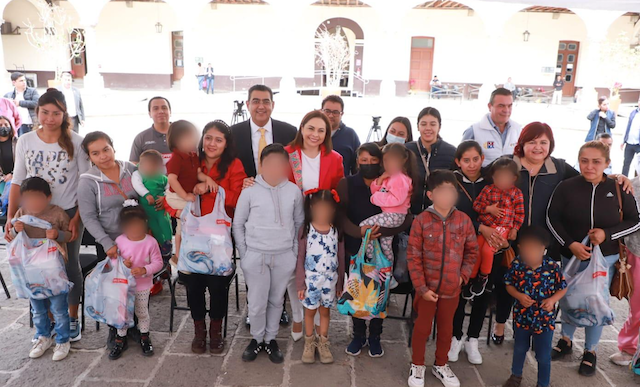 Entregan Sergio Salomón y Gaby Bonilla dispositivos de conducción ósea a infantes
