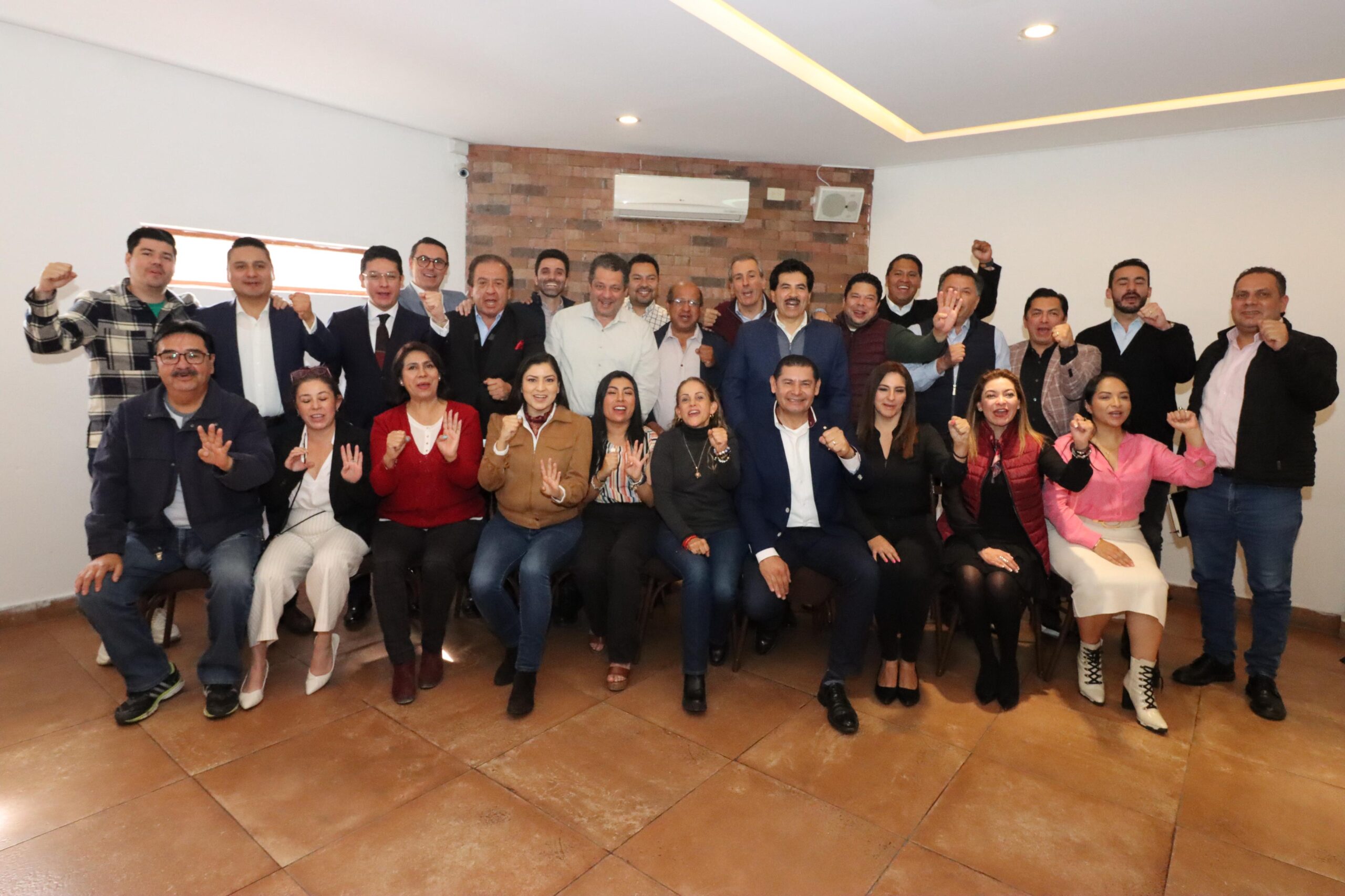 Reunión cumbre de aspirantes a la Alcaldía de Puebla con dirigentes de Morena y Armenta