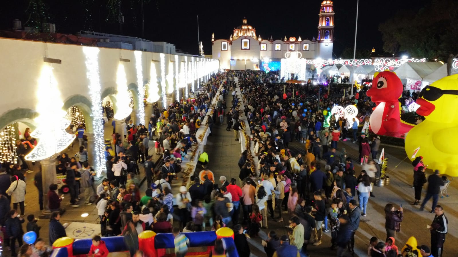 San Pedro Cholula celebra Día de Reyes con rosca monumental y juguetes para los niños