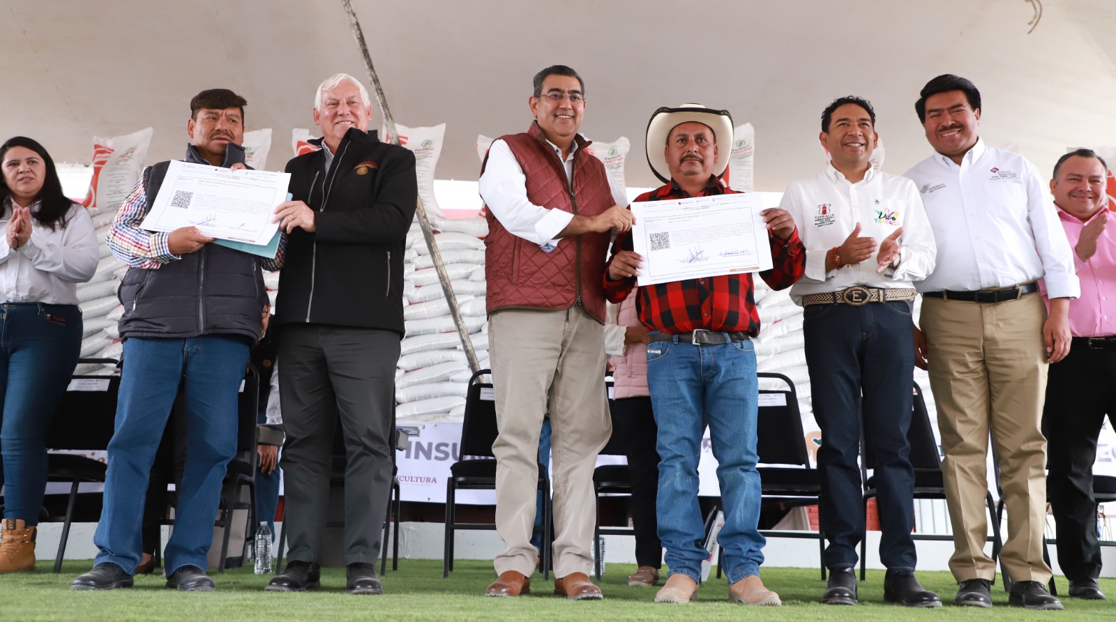 En Tepeaca, gobiernos federal y de Puebla inician programa de entrega de fertilizante