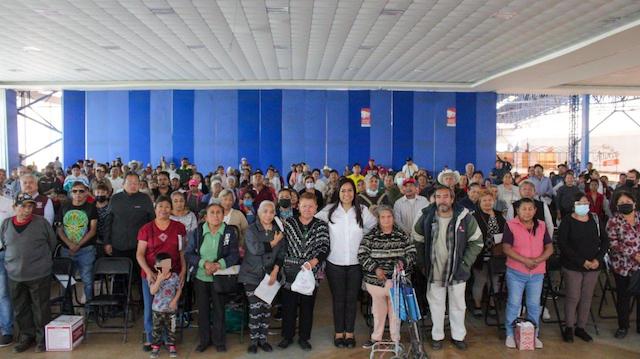 Gobiernos de Céspedes y Ayala entregan paquetes alimenticios