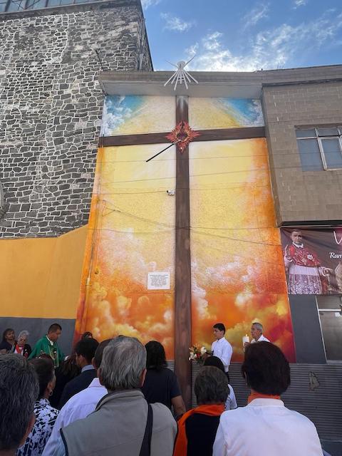 Se coloca monumental Cruz del Apostolado en el Centro Histórico