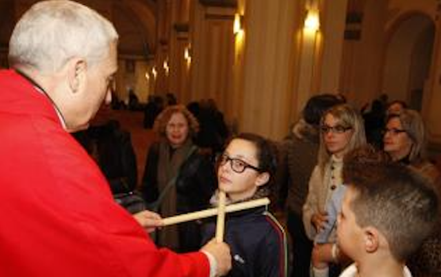 En templos católicos se impondrán las velas en la gargantas de los fieles