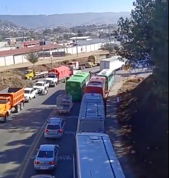 Pese a acuerdo, transportistas realizan bloqueos en carreteras y autopistas del país