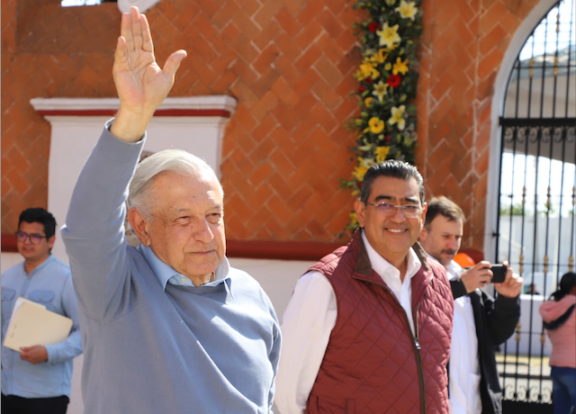 Entre porras AMLO entregó junto con Sergio Salomón, obras del Patrimonio Cultural