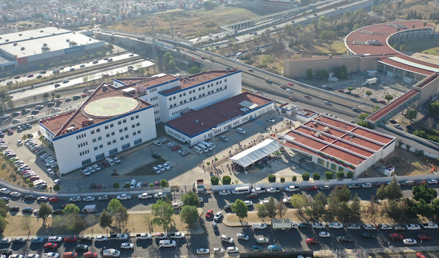 Sergio Salomón y Zoe Robledo inauguran Unidad de Oftalmología 