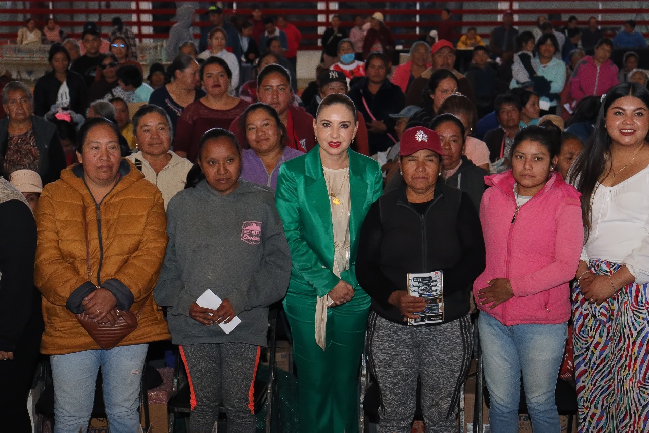 Contribuye Paola Angon a la economía de las mujeres cholultecas