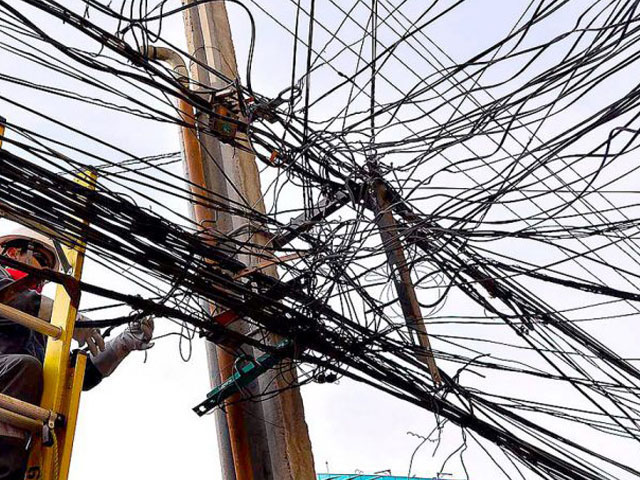 Riestra pide que compañías privadas de telecomunicaciones retiren cableado aéreo en desuso