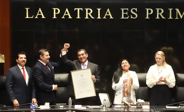 Sergio Salomón, presente en la develación en letras doradas de “los 3 Juanes de la Sierra” 