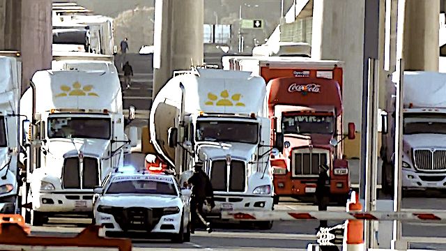 Paro nacional de transportistas por inseguridad, complica el tránsito vial en carreteras y autopistas