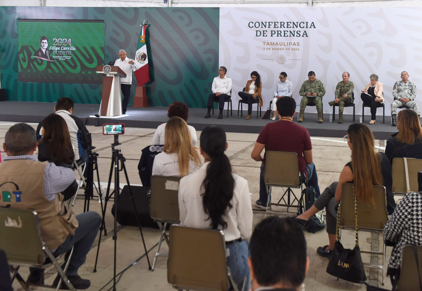 AMLO plantea diálogo en 20 días con madres y padres de 43 normalistas de Ayotzinapa; no habrá carpetazo, asegura