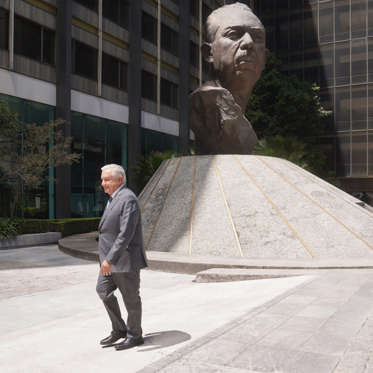 Llama AMLO llama a mantener autosuficiencia en producción petrolera mientras se consolida transición a energías limpias