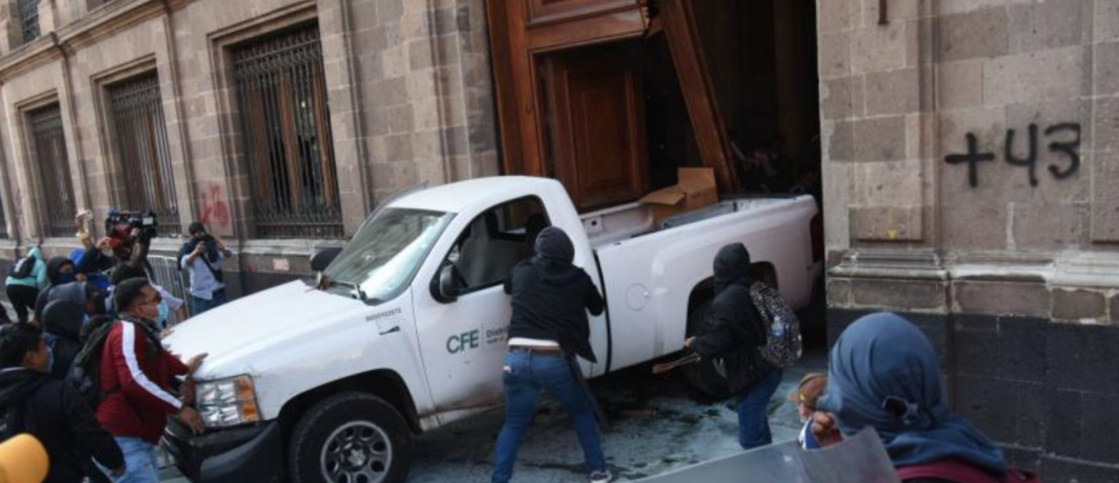 Derrumbe de puerta de Palacio Nacional es una provocación: AMLO