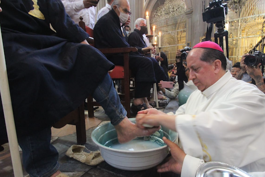Monseñor Javier Martínez, lavó los pies a ancianitos, en señal de amor y humildad