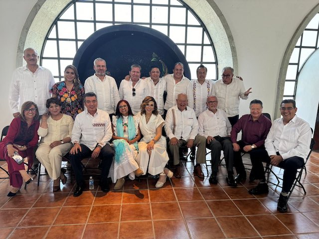 Sergio Salomón, con AMLO en la ceremonia del natalicio del 218 aniversario de Benito Juárez