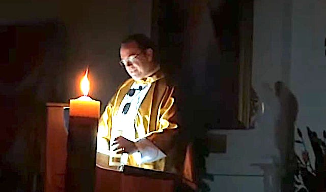 Los cristianos velan esperando a su Señor, en la ceremonia de Pascua de Resurrección.