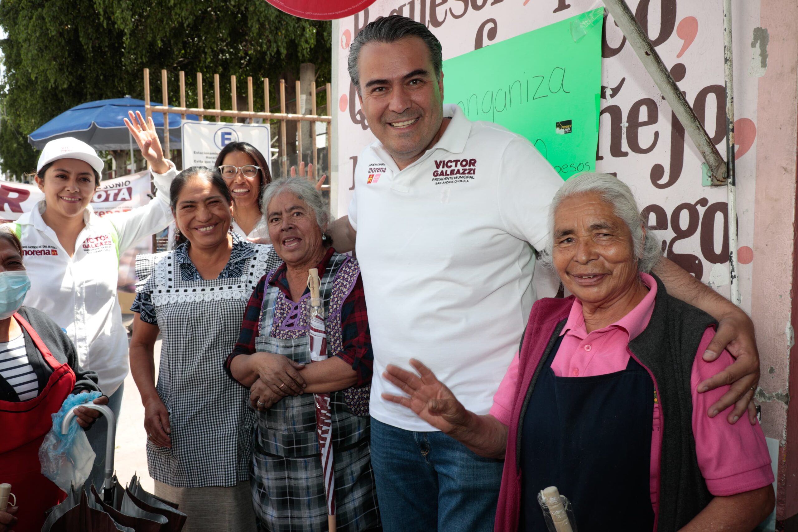 Victor Galeazzi visita puerta por puerta a los vecinos de Tlaxcalancingo