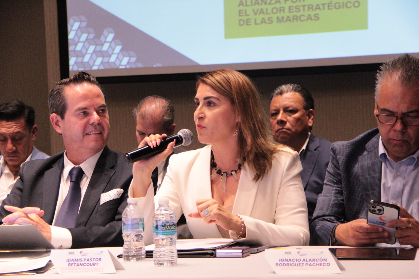 Magistrada Presidenta del TEEP firma el Pronunciamiento por la partición ciudadana.