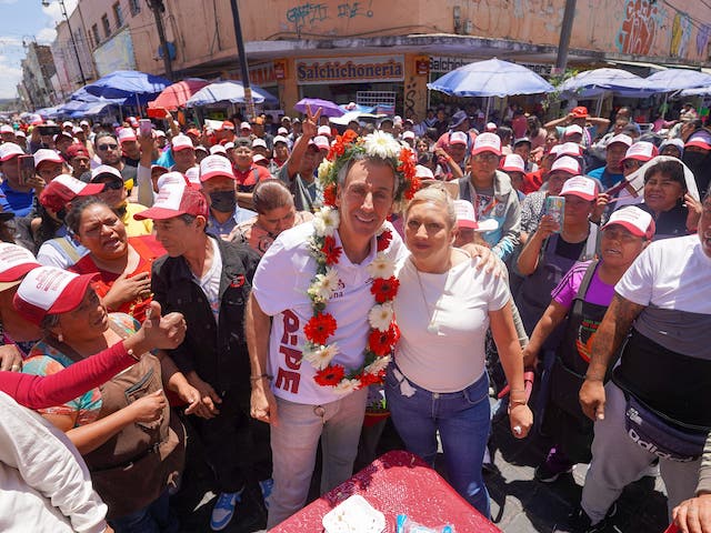 Locatarios del Mercado 5 de Mayo abren las puertas a Pepe Chedraui 
