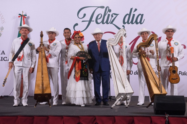 AMLO celebra Día de las Madres con concierto en Palacio Nacional
