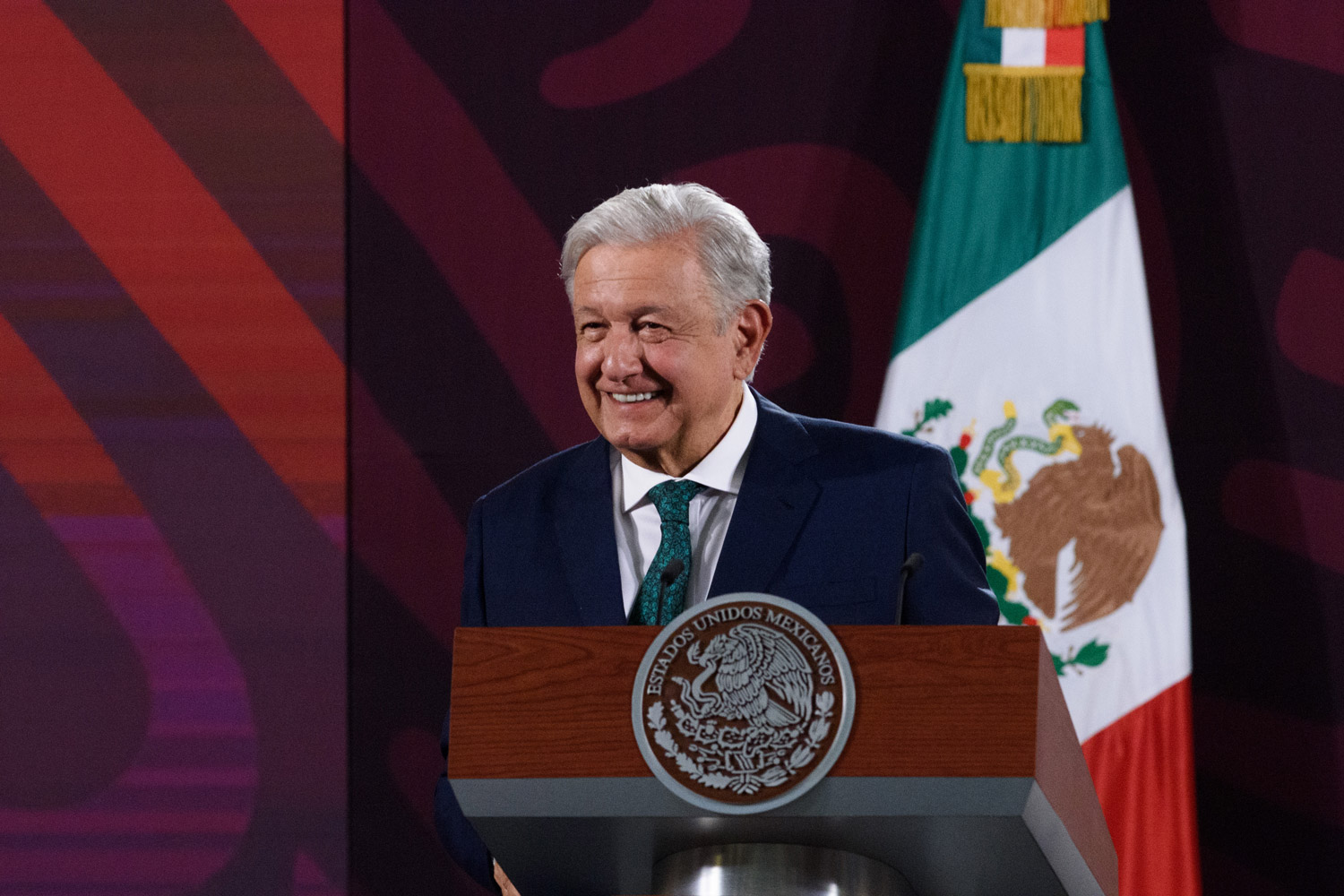 Nivel más bajo de pobreza laboral registrado en México: AMLO