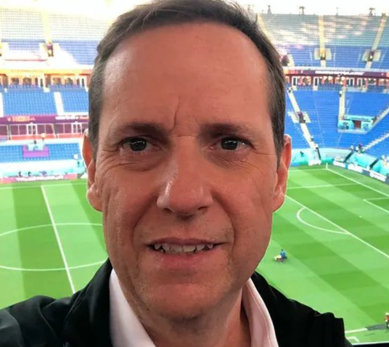 Muere a los 54 años comentarista Paco Villa