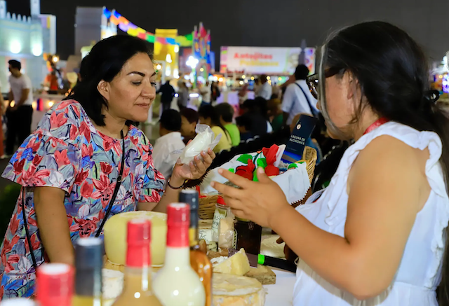 Tepeyahualco y Zacapoaxtla exponen sus tradicionales quesos y bebidas en la Feria de Puebla 