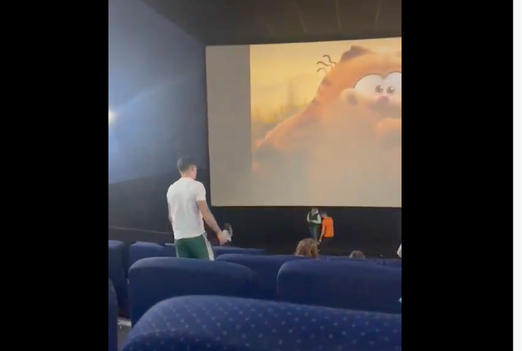 Boxeador defiende a mujer de agresor en cine