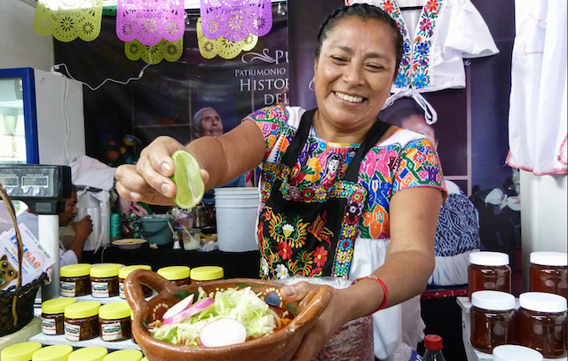 En la Feria de Puebla puedes degustar el delicioso mole miahuateco