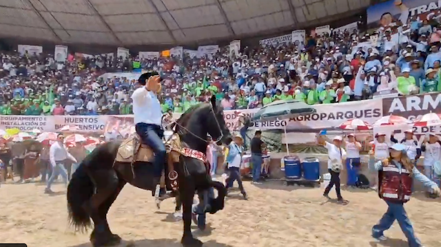 Armenta, montado a caballo, es vitoreado por miles de almas en el Lienzo Charro