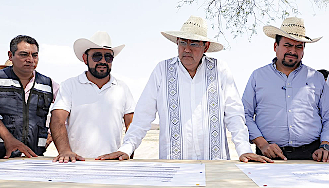 Sergio Salomón supervisó avance de obra carretera Intermixteca- Teopantlán- Popochoyo