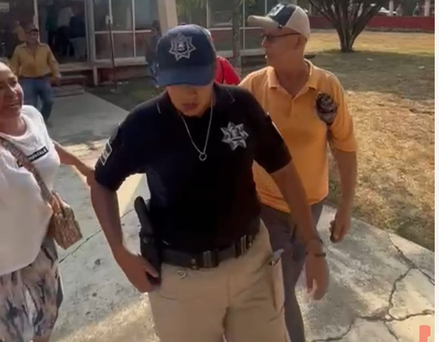 200 personas irrumpen local donde MORENA imparte cursos