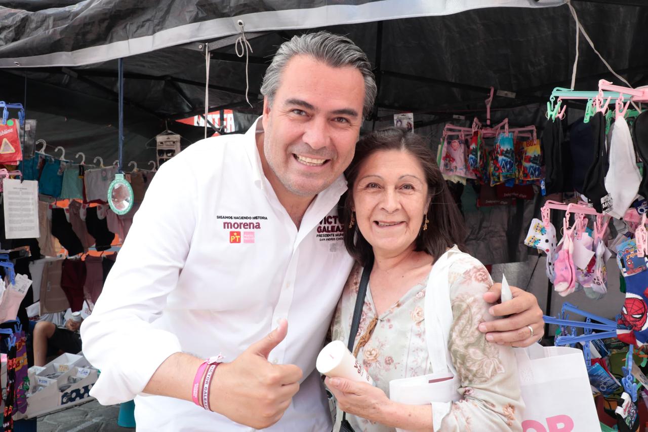Tianguistas de Lázaro Cárdenas con Víctor Galiazzi