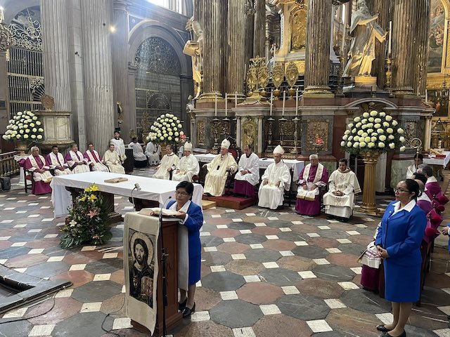 Arzobispo Víctor Sánchez, encabezó la solemne celebración de Corpus Christi en la Catedral de Puebla