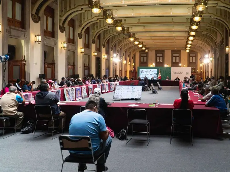 AMLO recibe a padres de normalistas por caso Ayotzinapa