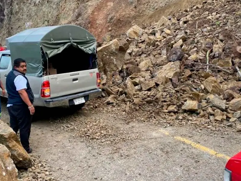 Deslizamiento de ladera en Libres provoca la muerte de una persona y deja seis heridos