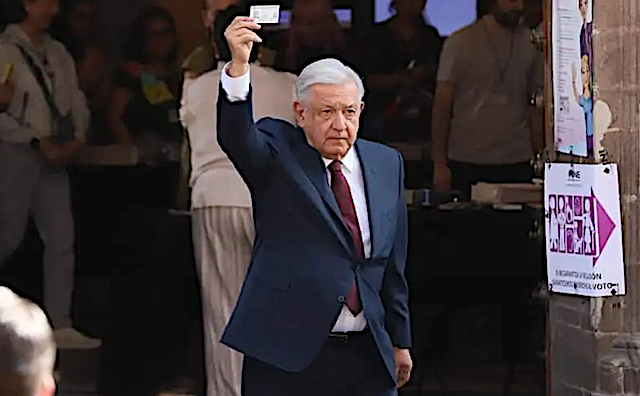 AMLO acude a votar y se concreta a decir: «¡Animo¡»