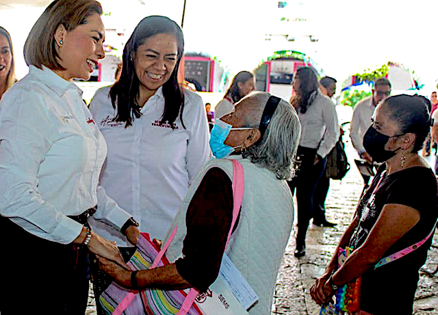Gaby Bonilla y Ariadna Ayala, entregan sillas de ruedas a ancianitos