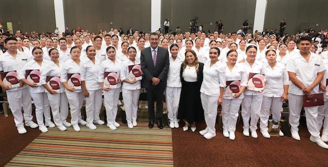 Sergio Salomon con egresados de  la Primera Generación de la Universidad de la Salud