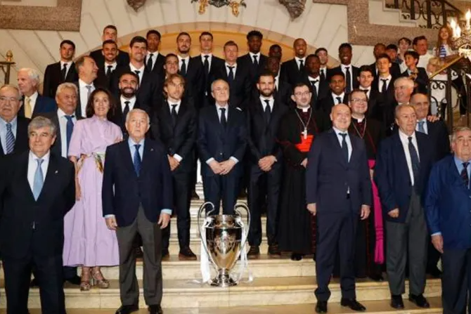 Real Madrid ofrece la copa de la Champions League a la Virgen de la Almudena