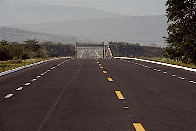 Se anuncia bloqueos en  autopistas, carreteras y aeropuertos; tome sus precauciones