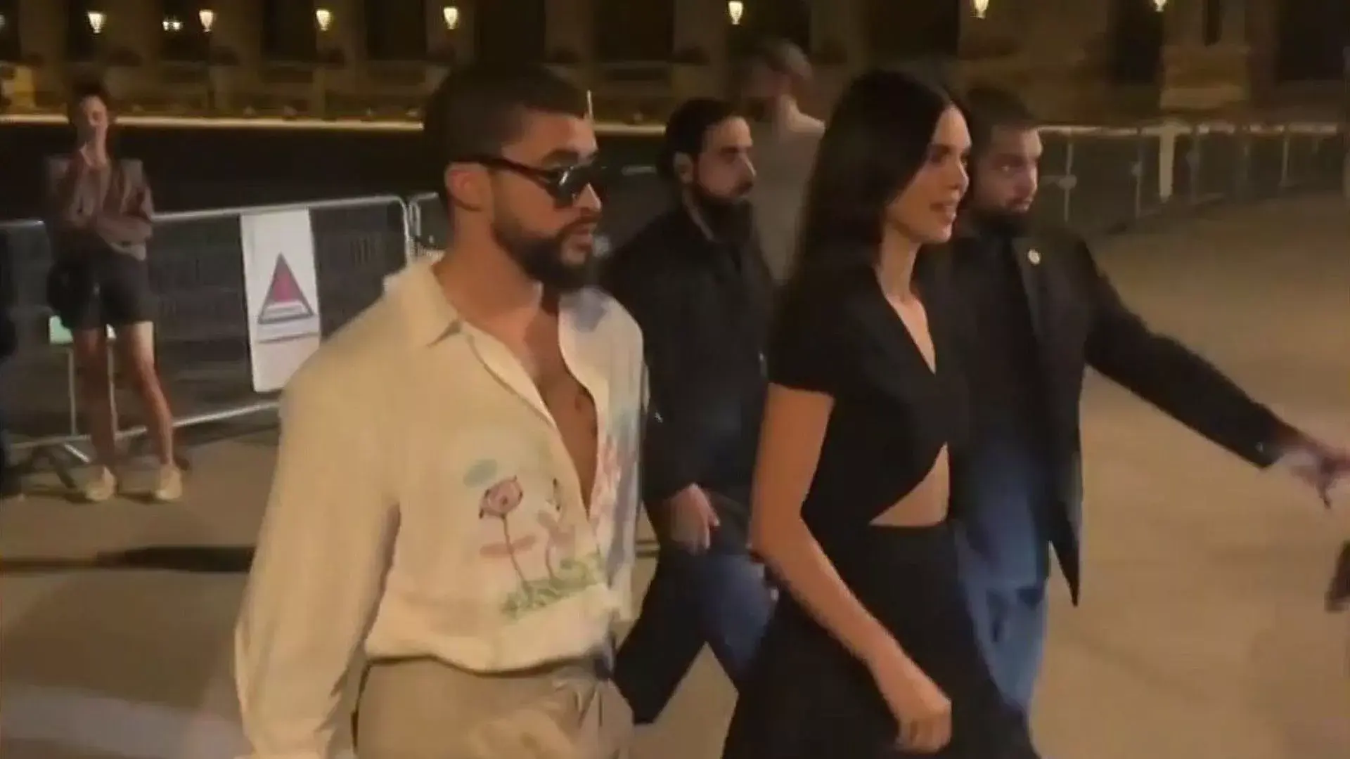 Bad Bunny y Kendall Jenner disfrutan de una velada romántica en el Louvre