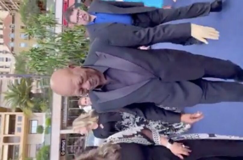 VIDEO: ¿Qué le pasó a la mano de Morgan Freeman?