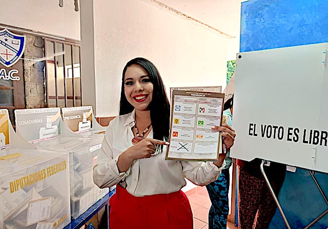 Tonatzin Fernández, acudió a votar; espera un proceso democrático