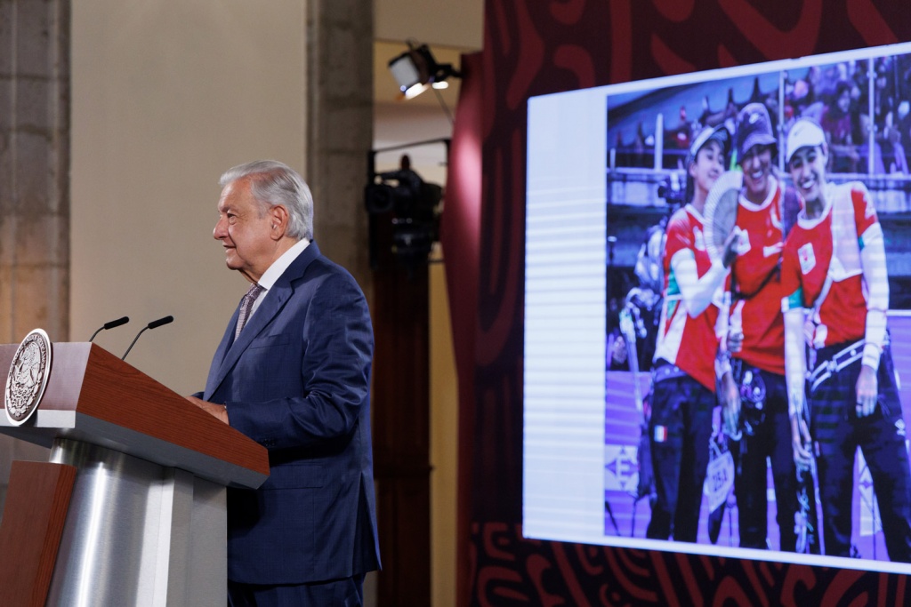 AMLO celebró la primera medalla de bronce de la delegación mexicana obtenida por tiro con arco