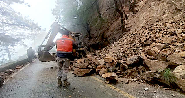Deslave en carretera Pahuatlán-Honey; Se ha logrado despejar un carril