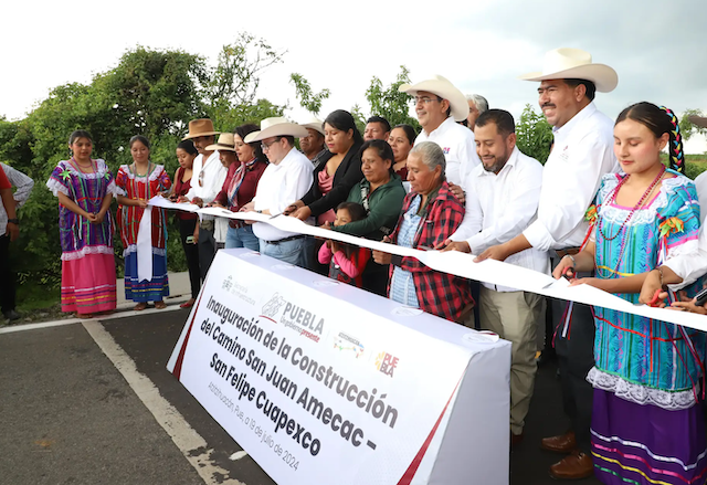 Inauguró Sergio Salomón Camino San Juan Amecac-San Felipe Cuapexco Atzitzihuacán