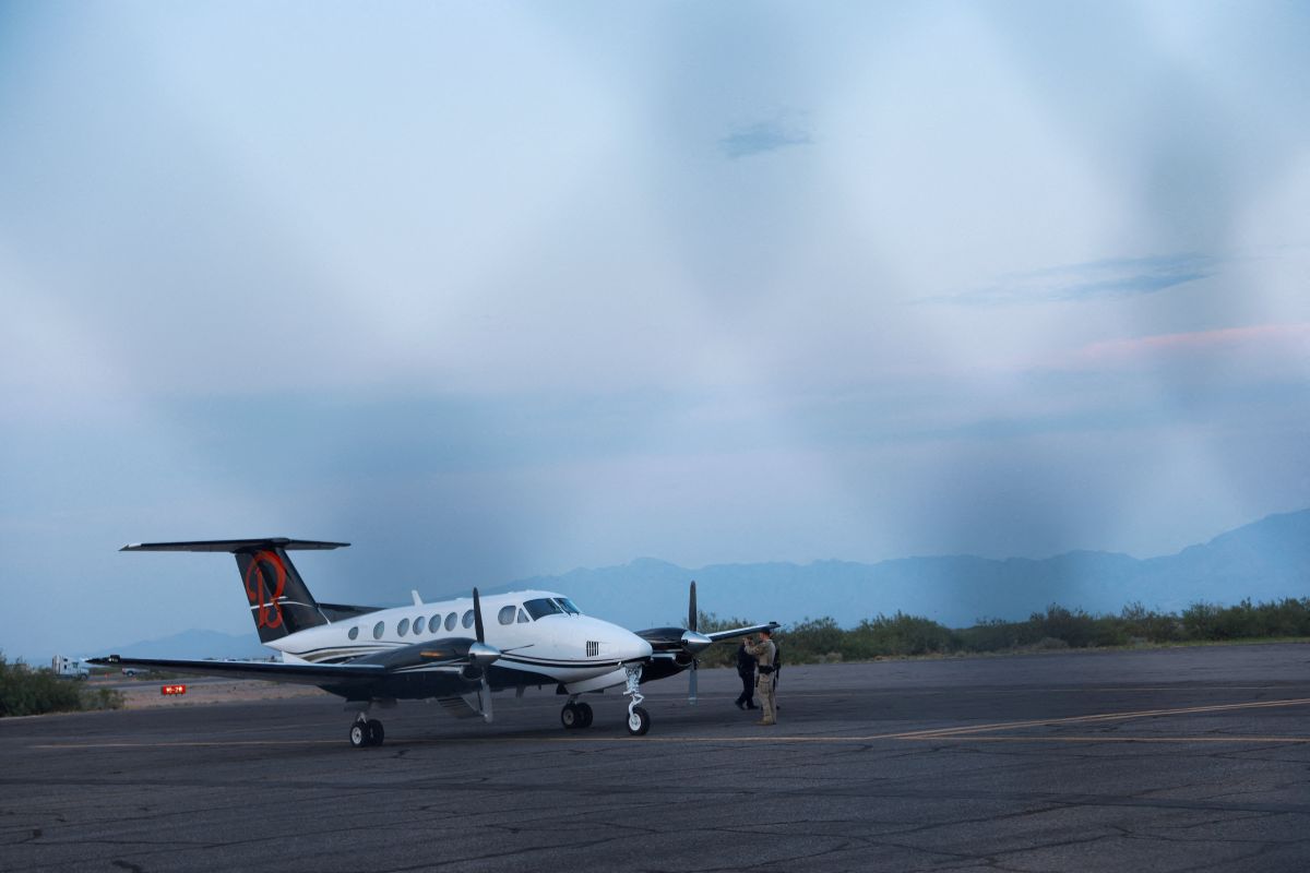 Pertenencias que había en el avión donde iba Mayo Zambada son fotografiadas